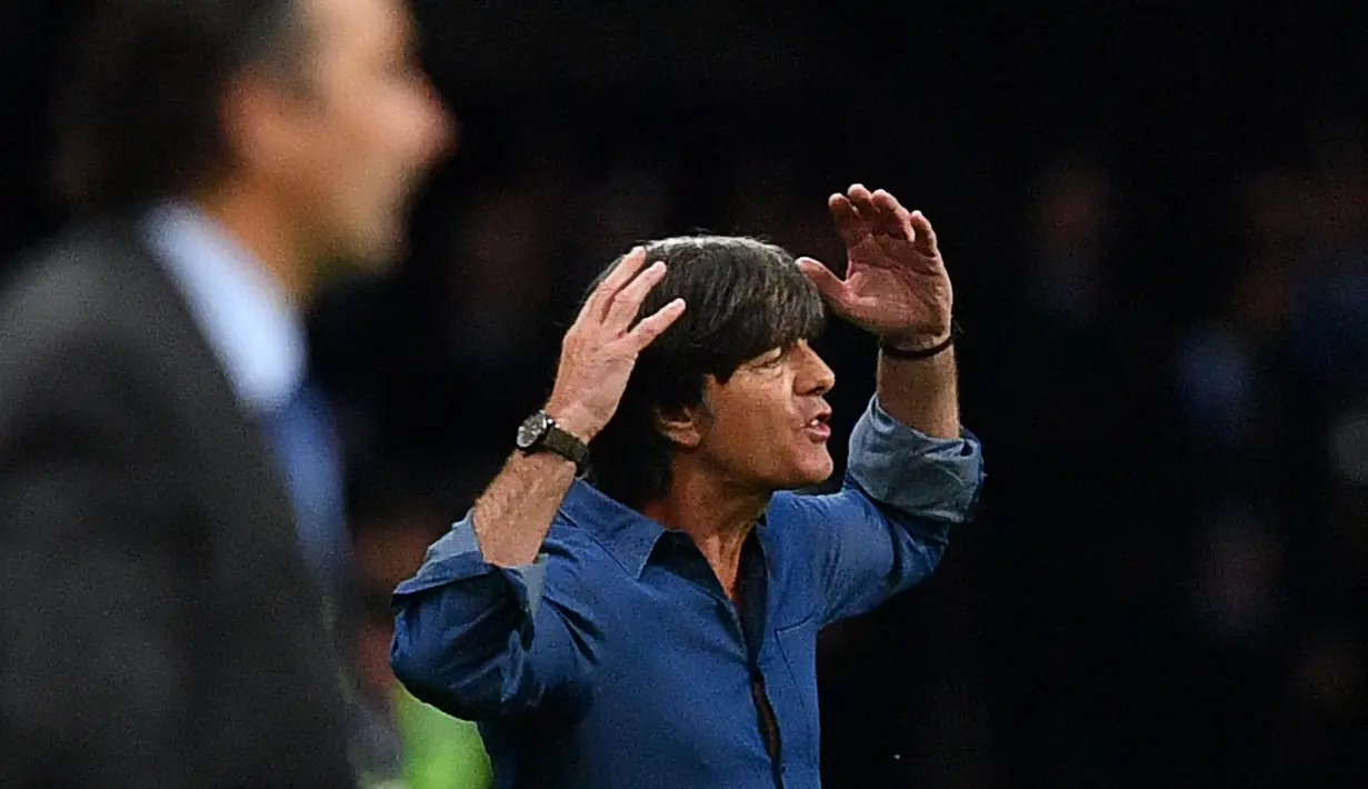 Ekspresi pelatih Jerman, Joachim Loew saat memimpin timnya melawan Chili pada laga grup B Piala Konfederasi 2017 di Kazan Arena Stadium, Kazan (22/6/2017). (AFP/Yuri Cortez)