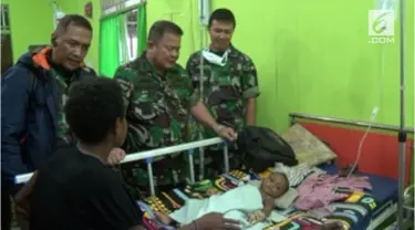Satuan tugas Kesehatan TNI dengan Kemenkes RI memasuki kampung-kampung terpencil di Kabuaten Asmat.