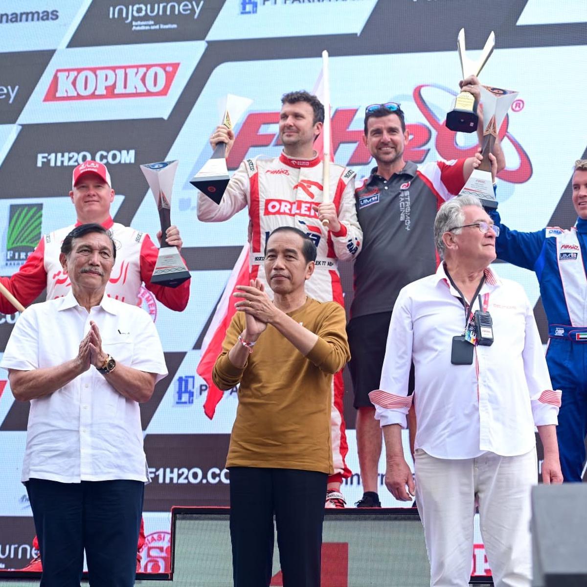 Presiden Jokowi Saksikan Seri Perdana F1H2O di Danau Toba