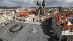 Ribuan salib dilukis di trotoar Alun-Alun Kota Tua di Praha untuk memperingati setahun kematian pasien corona COVID-19 pertama di Republik Ceko, Senin (22/3/2021). Seorang pria berusia 95 tahun adalah orang pertama yang meninggal pada 22 Maret 2020 di rumah sakit Bulovka Praha. (AP/Petr David Josek)