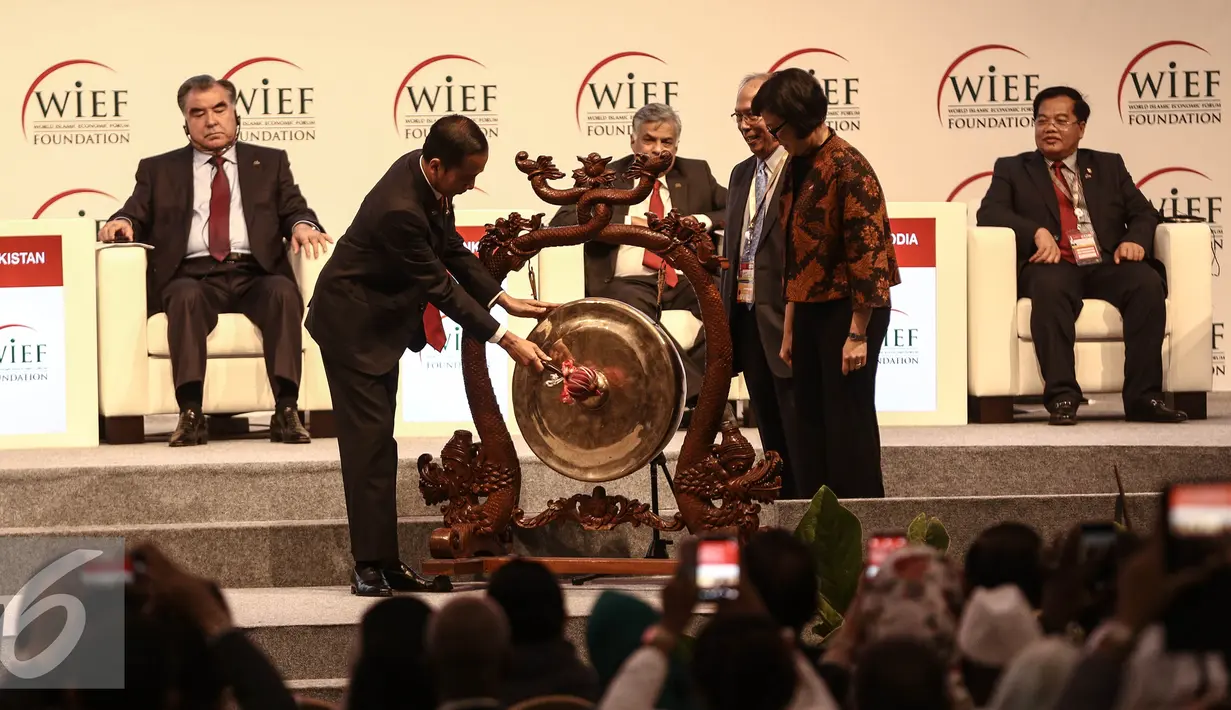 Presiden RI, Jokowi memukul gong sebagai tanda telah  dibuka World Islamic Economic Forum ke-12 di Jakarta, Selasa (2/8). Pertemuan KTT WIEF ke-12 Tahun 2016 berlangsung 2 - 4 Agustus. (Liputan6.com/Faizal Fanani)