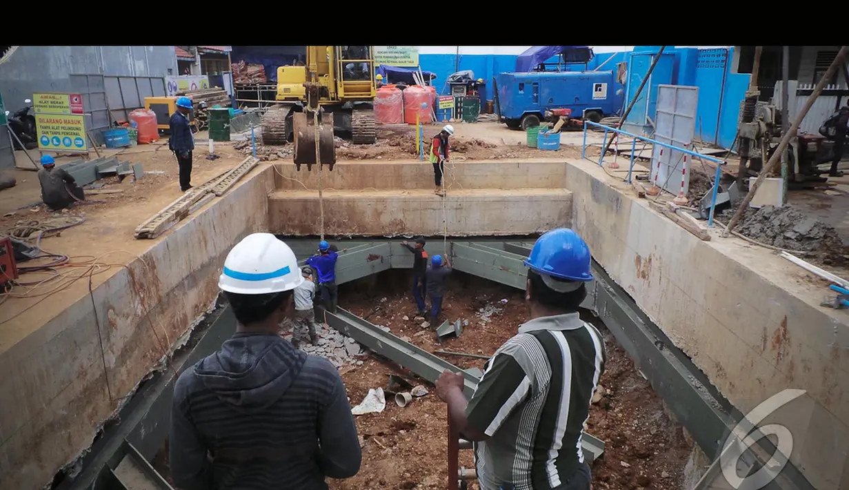 Proyek Sodetan Ciliwung di Jalan Otista 3 menuai masalah, Jakarta, Minggu (10/8/2014) (Liputan6.com/Faizal Fanani)
