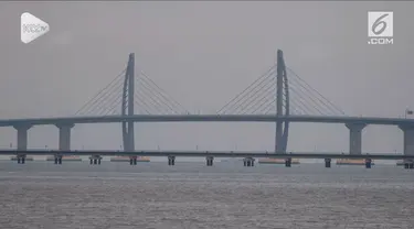China resmi memiliki jembatan laut terpanjang di dunia. Jembatan sepanjang 55 kilometer ini menghubungkan China daratan, Macau, dan Hong Kong.