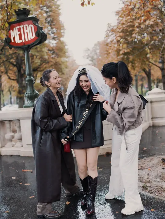 Medina tampil kasual dengan velvet jacket, tank top dan celana putih. Lengkapi gaya Parisian-nya, Medina kenakan sneakers yang nyaman [@medinadinaaa]