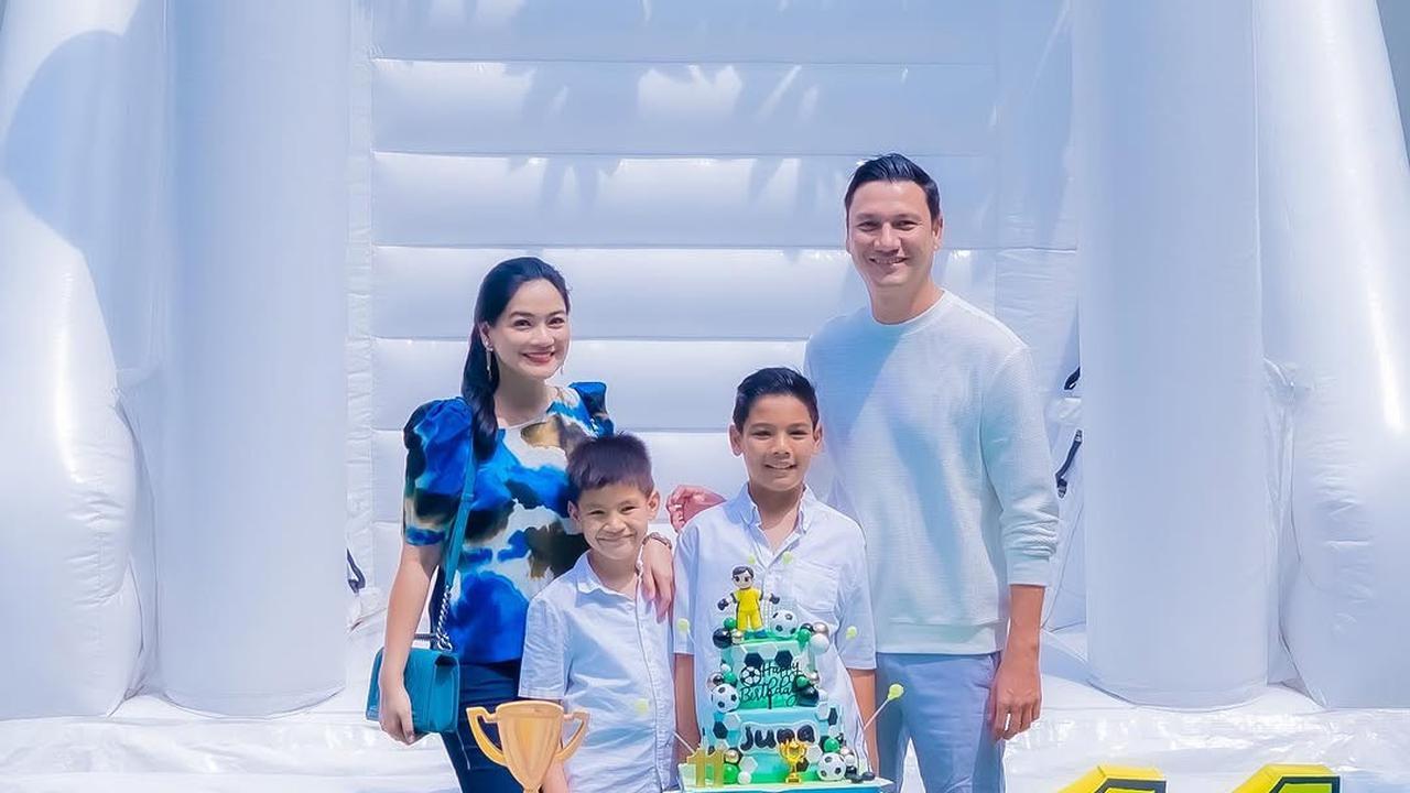 15 Tahun Pernikahan, Ini 7 Potret Kebersamaan Titi Kamal dan Christian Sugiono yang Romantis Terus - bak Masih Pacaran