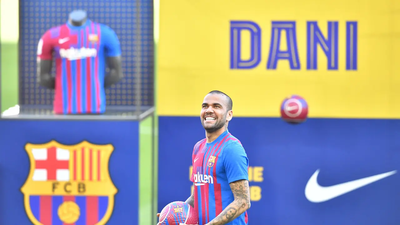 Senyum Semringah Dani Alves Kembali Merapat ke Barcelona