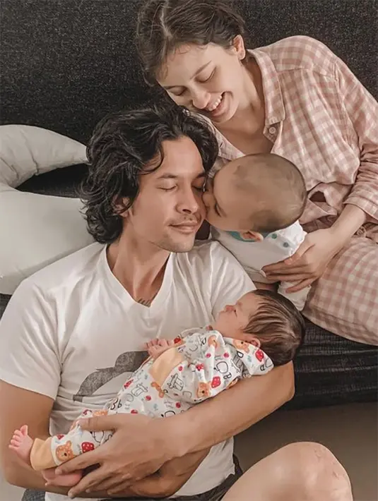 Edward Akbar Bersama Anak (Instagram/edward_akbar)