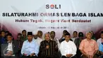 Din Syamsuddin (tengah) memberi pernyataan terkait ditetapkannya Basuki Tjahaja Purnama (Ahok) sebagai tersangka kasus penistaan agama, Jakarta, Rabu (16/11). Din mengajak umat Islam mengawal proses hukum tersebut. (Liputan6.com/Helmi Fithriansyah)