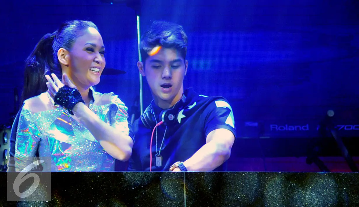 Bunda Maya dan AL berkolaborasi memainkan turntable di Stage Empire Colosseum Jakarta, Jumat  (30/10/15) dini hari. Pria 17 tahun ini mengaku senang bisa satu panggung dengan ibu sekaligus gurunya dalam memainkan turntable. (Liputan6.com/Faisal R Syam)