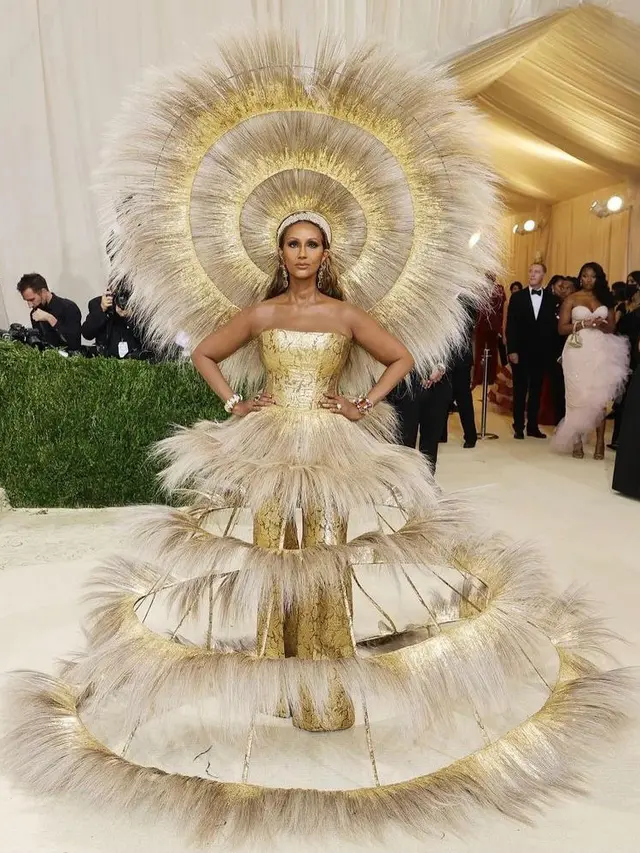 9 Seleb Berbusana Super Unik di Met Gala 2021, Kim Kardashian Tampil ‘Tanpa Wajah’