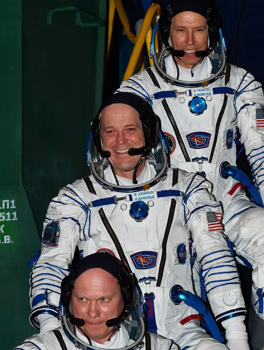 Astronot AS Andrew Feustel (atas) dan Richard Arnold (tengah) serta kosmonot Rusia Oleg Artemyev (bawah) foto bersama sebelum peluncuran Soyuz MS-08 ke Stasiun Luar Angkasa Internasional, Kazakhstan, Rabu (21/3). (Vyacheslav Oseledko/Pool Photo via AP)