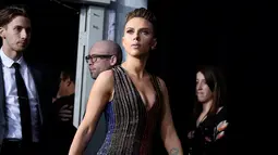Scarlett Johansson saat menghadiri pemutaran perdana film "Ghost in the Shell" di AMC Loews Lincoln Square, New York, AS (29/3). Ibu satu anak itu tampil seksi dan glamor dalam balutan gaun warna-warni metalik Balmain. (Evan Agostini/Invision/AP)