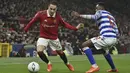 <p>Gelandang Manchester United, Anthony berusaha melewati pemain Reading, Baba Rahman selama pertandingan putaran keempat Piala FA di Old Trafford di Manchester, Inggris, Minggu (29/1/2023). Kemenangan atas Reading membuat MU berhak melangkah ke babak selanjutnya. (AP Photo/Rui Vieira)</p>