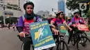 Aktivis dari berbagai penggiat lingkungan melakukan aksi damai di Hari Bebas Kendaraan (Car Free Days) di kawasan Bundaran HI, Jakarta,  Minggu (12/3/2023). Selain memperingati Hari Perempuan Internasional, aksi Women Pedal for People Planet tersebut dilakukan guna mengajak masyarakat untuk melakukan perlawanan terhadap krisis iklim yang berdampak pada kehidupan manusia dan ekologi. (Liputan6.com/Angga Yuniar)