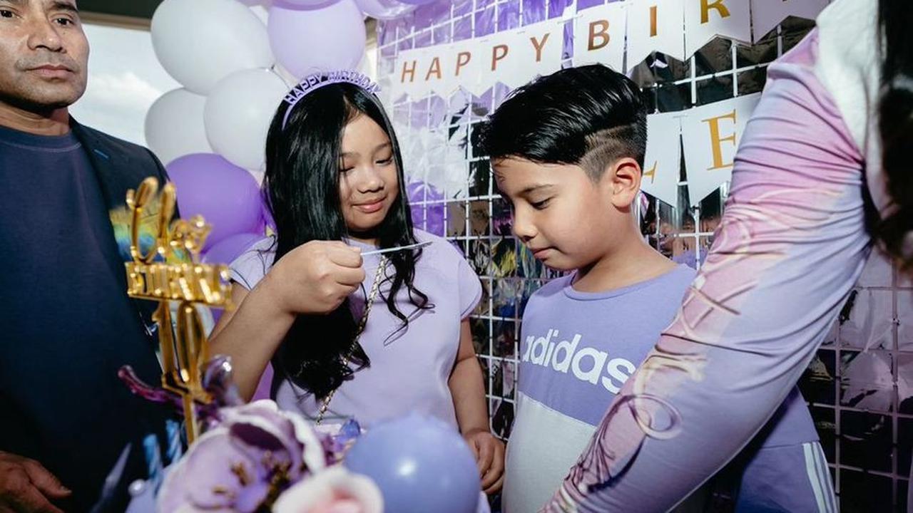 7 Potret Ulang Tahun Cleo Putri Judika dan Duma Riris, Kini Resmi Menginjak Usia 10 Tahun - Dekorasinya Manis Abis dengan Nuansa Ungu dan Dilengkapi Trampolin