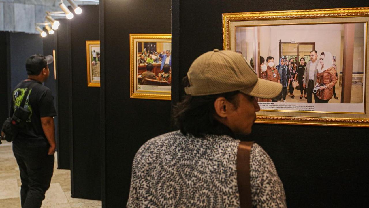 Sejumlah pengunjung mengamati karya-karya fotografi dalam pameran Foto Parlemen Warna Warni ke XIII/2023 yang digelar di Gedung Nusantara II, Jakarta, Rabu (12/7/2023).