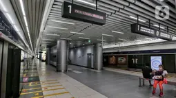 Suasana sepi saat Lebaran di salah satu stasiun Moda Raya Terpadu (MRT) di Jakarta, Minggu (24/5/2020). Di tengah pandemi virus corona COVID-19, masyarakat yang biasanya menjadikan MRT sebagai sasaran wisata saat Lebaran kini terpantau sepi. (Liputan6.com/Johan Tallo)