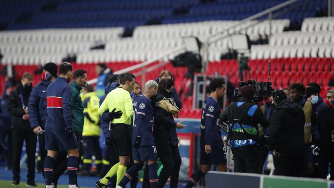 Liga Champions Laga Sengit Psg Vs Basaksehir Ditunda Gara Gara Asisten Wasit Bola Liputan6 Com