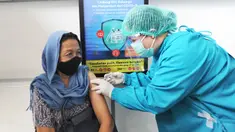 Petugas menyuntikkan vaksin COVID-19 Sinovac kepada tenaga kesehatan berusia lanjut di Puskesmas Kecamatan Jagakarsa, Jakarta, Kamis (11/2/2021). Sekitar 11 ribu nakes lansia yang berusia di atas 60 tahun saat ini menjadi prioritas penerima vaksin covid-19. (merdeka.com/Arie Basuki)