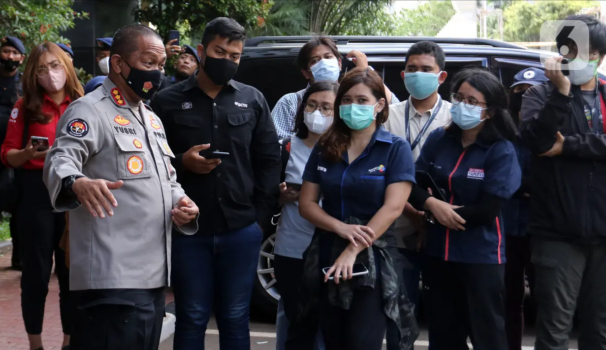 Kabid Humas Polda Metro Jaya Kombes Pol Yusri Yunus (kiri) memberikan keterangan pers di area Polda Metro Jaya, Selasa (1/12/2020). Hingga Selasa sore pukul 15.00 WIB, Pimpinan FPI Muhammad Rizieq Shihab beserta rombongannya belum muncul di Polda Metro Jaya. (Liputan6.com/Herman Zakharia)