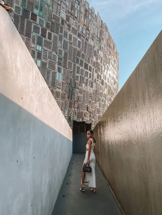 Adapun ketika berlibur, ia memilih busana sederhana dengan nuansa putih dari Love and Flair. (Foto: Instagram/ Noi Aswari).