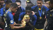 Samuel Umtiti pernah merasakan indahnya mencium trofi Piala Dunia 2018 setelah tampil meyakinkan bersama Timnas Prancis. Namun setelah itu performanya bersama Barcelona turun tajam dibawah asuhan Ronald Koeman. Lantas ia pindah ke Lecce musim ini dan masalah kebugaran manjadi sorotan Descham. Rasanya, mustahil Deschamps memanggil Umtiti untuk Piala Dunia 2022. (AFP/Franck Fife)