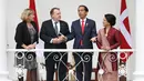 Presiden Jokowi didampingi Ibu Negara, Iriana berbincang dengan PM Denmark Lars Lokke Rasmussen serta istrinya, Sulrun di beranda Istana Bogor, Selasa (28/11). Kedua negara membahas peningkatan kerja sama dalam pertemuan bilateral. (AP/Dita Alangkara)