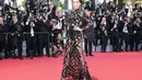 Tak hanya itu, gaun hitam bercorak ular ternyata terbuat dari emas. Dalam busana tersebut, terlihat jelas lekuk kaki jenjang dan bokong seksi Kendall Jenner. (AFP/Bintang.com)
