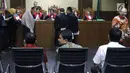 Anggota Komisi III DPR, Aziz Syamsuddin (tengah duduk) saat bersaksi sidang lanjutan korupsi pengadaan e-KTP dengan terdakwa Irvanto H Pambudi dan Made Oka Masagung di Pengadilan Tipikor, Jakarta, (2/10). (Liputan6.com/Helmi Fithriansyah)