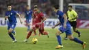 Pemain Timnas Indonesia, Rizky Pora, berusaha melewati hadangan pemain Thailand dalam laga leg kedua final Piala AFF 2016 di Stadion Rajamangala, Bangkok, Thailand, Sabtu (17/12/2016). (Bola.com/Vitalis Yogi Trisna)