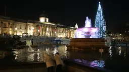 Pohon Natal berhias cahaya kerlap-kerlip setelah tradisi penyalaan lampu di Trafalgar Square, London, 7 Desember 2017. Trafalgar Square ini menjadi ikon Kota London sejak puluhan tahun lalu dan menjadi jantung kemeriahan Natal. (Daniel LEAL-OLIVAS/AFP)