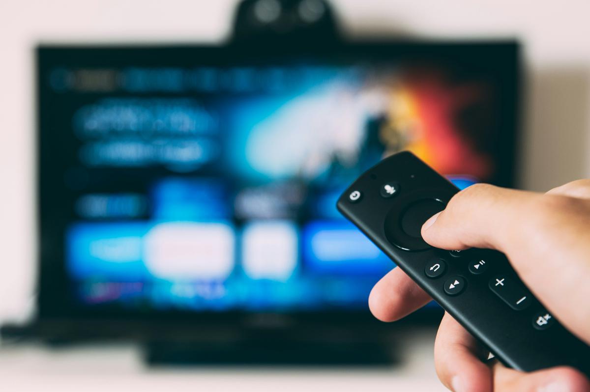 Ilustrasi Menonton TV/Photo by Glenn Carstens-Peters on Unsplash