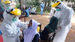 Para santri melakukan swab test di Pondok Pesantren Baitul Hikmah, Bojongsari, Depok, Jawa Barat, Kamis (12/11/2020). Swab test massal dilakukan menyusul ditemukannya paparan COVID-19 terhadap seorang santri dan untuk memutus mata rantai penyebaran. (merdeka.com/Arie Basuki)