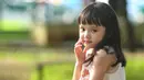 Gempita Nora Marten syuting video klip girl band anak-anak KAZUMI berjudul Nakal Ih di Taman Menteng Bintaro, Tangerang Selatan, Banten, Senin (3/2/2020). (Adrian Putra/Fimela.com)