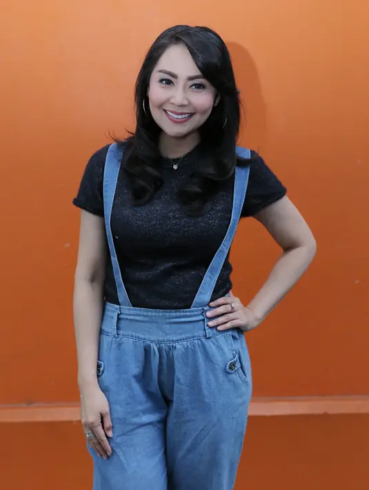 Siap menjual rumah tersebut, Tessa juga mempersilakan kepada siapapun yang ingin berminat untuk datang ke kediamannya secara langsung. Mengingat sampai sekarang Tessa dan sang anak masih tinggal di rumah itu. (Deki Prayoga/Bintang.com)