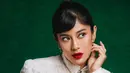 Lipstik merah bukan sekadar warna, tetapi simbol kekuatan, kepercayaan diri, dan gaya yang bold. Dian Sastro telah membuktikan hal ini berkali-kali. [@therealdisastr].
