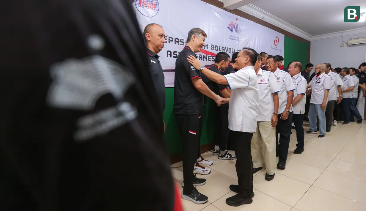 <p>Ketua Umum PBVSI, Imam Sudjarwo (tengah kanan) bersalaman dengan pelatih Timnas Bola Voli Indoor Indonesia, Jeff Jiang Jie saat pelepasan Timnas Bola Voli Indonesia untuk Asian Games 2022 Hangzhou di Padepokan Voli Jenderal Kunarto, Sentul, Bogor, Kamis (14/09/2023). (Bola.com/Bagaskara Lazuardi)</p>