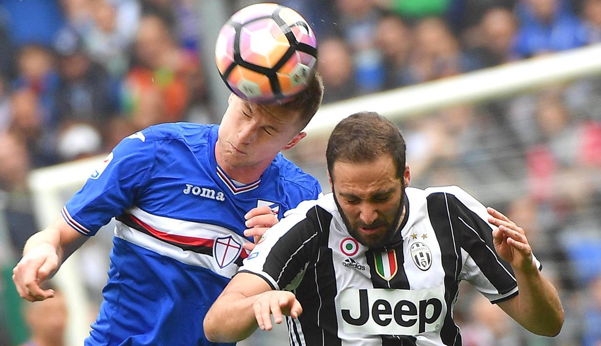 Bek Sampdoria, Milan Skriniar, duel udara dengan dengan striker Juventus, Gonzalo Higuain. Meski La Vecchia Signora berhasil menang namun berdasarkan statistik penguasaan bola kedua klub berjalan seimbang. (EPA/Luca Zennaro)
