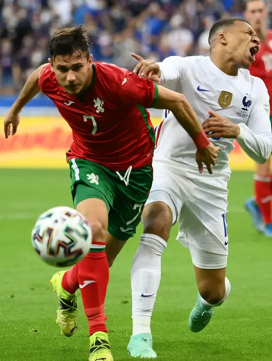 Pemain Bulgaria, Dominik Yankov (kiri) berebut bola dengan pemain depan Prancis, Kylian Mbappe pada laga uji coba menjelang Piala Eropa 2020 di Stade de France, Rabu (9/6/2021) dini hari WIB. Timnas Prancis menaklukkan Bulgaria dengan skor meyakinkan 3-0. (FRANCK FIFE / AFP)