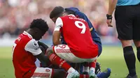 Bukayo Saka&nbsp;mengalami cedera saat pertandingan antara Arsenal dan Nottingham Forrest di Stadion Emirates di London, Minggu, 30 Oktober 2022. (AP Photo/David Cliff )