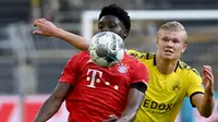 Gelandang Bayern Munchen, Alphonso Davies, berebut bola dengan striker Borussia Dortmund, Erling Braut Haaland, pada laga pekan ke-28 Bundesliga di Stadion Signal Iduna Park, Selasa (26/5/2020) waktu setempat. Bayern Munchen menang 1-0 atas Borussia Dortmund. (AFP/Federico Gambarini/Pool)