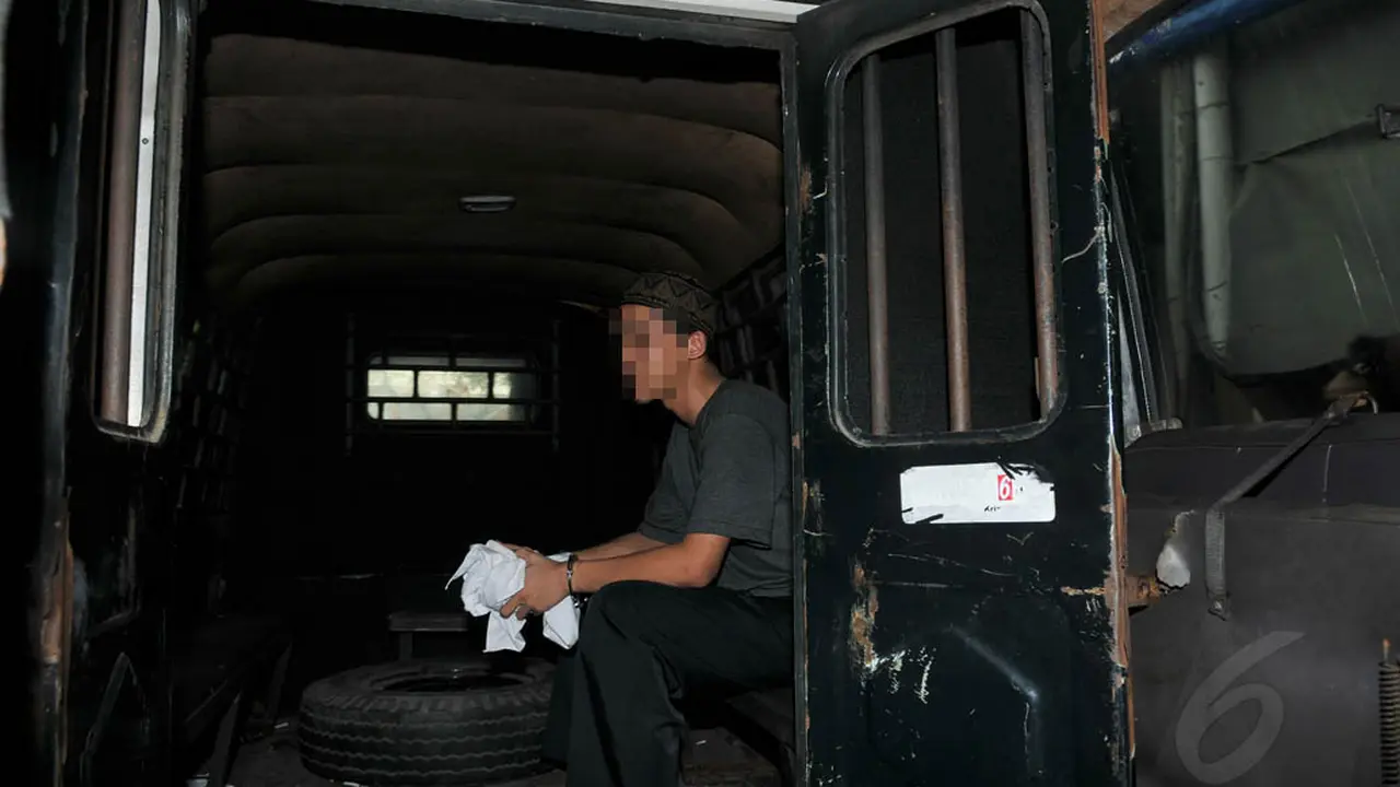 Wajah Pucat Tersangka Kasus Pelecehan Seksual JIS Saat Sidang