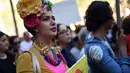 Seorang peserta demo mengenakan atrbut warna-warni saat mengiktui demo kesetaraan pernikahan sejenis di Sydney (10/9). (AFP Photo/Saeed Khan)