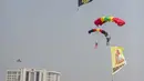 Penerjun payung bersiap mendarat saat tampil dalam perayaan HUT ke-73 Bhayangkara di Monas, Jakarta, Rabu (10/7/2019). Sebanyak 22 penerjun payung dari TNI dan Polri ikut menyemarakkan HUT ke-73 Bhayangkara. (Liputan6.com/Faizal Fanani)