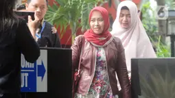 Istri mantan Menpora Imam Nahrawi, Shobibah Rohmah tiba di Gedung KPK, Jakarta, Kamis (19/12/2019). Shobibah Rohmah diperiksa sebagai saksi terkait suap penyaluran pembiayaan dengan skema bantuan pemerintah melalui Kemenpora pada KONI Tahun Anggaran 2018. (merdeka.com/Dwi Narwoko)