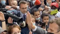 Presiden Prancis Emmanuel Macron pamer video bertemu pendukung setelah wajahnya ditampar. Dok: Twitter Emmanuel Macron @emmanuelmacron