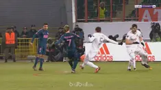 Antoine Griezmann mencetak gol lob cantik yang diawali sejumlah skill brilian saat membawa Atletico Madrid menang agregat 8-1 atas...