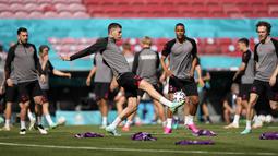 Para pemain timnas Denmark selama sesi latihan tim di stadion Parken di Kopenhagen, Jumat (11/6/2021). Timnas Denmark akan berhadapan dengan Timnas Finlandia pada laga pembuka Grup B Euro 2020, Sabtu (12/6) malam. (AP Photo/Martin Meissner)