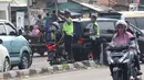Sejumlah aparat kepolisian Polres Cirebon Pantura saat mengatur lalu lintas di Pos Palimanan Cirebon, Jawa Barat, Jumat (30/6). (Liputan6.com/Helmi Afandi) 