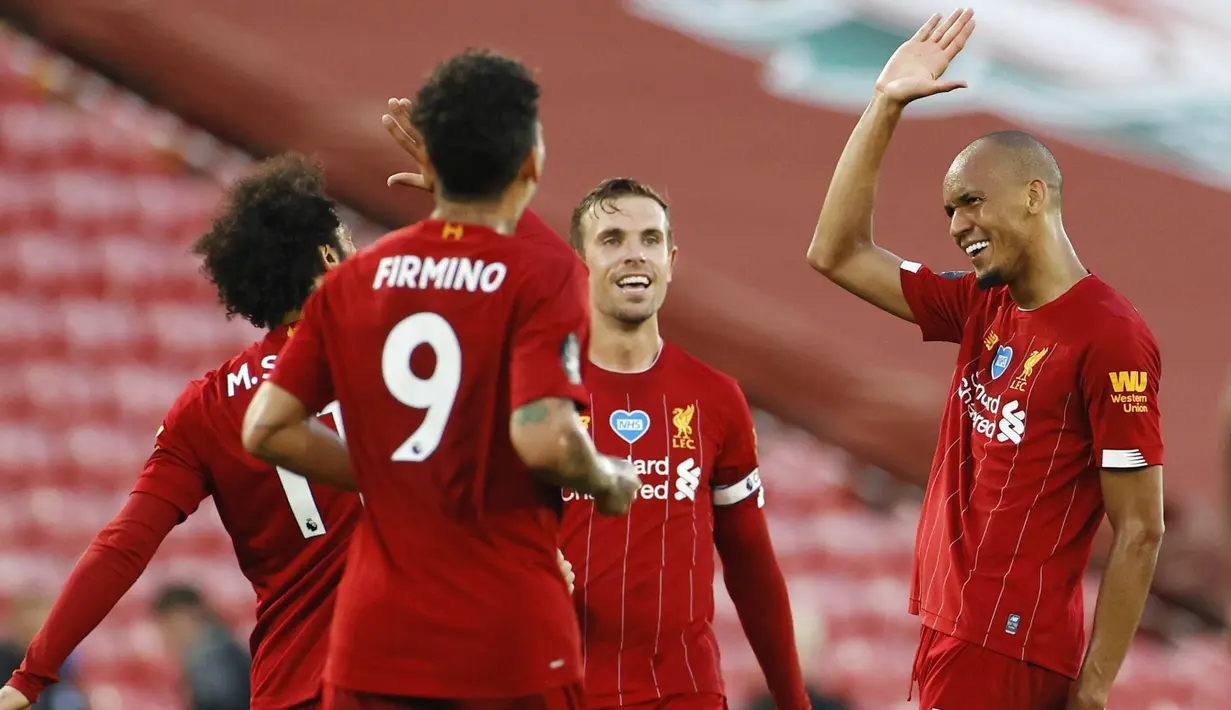 Gelandang Liverpool, Fabinho, melakukan selebrasi usai membobol gawang Crystal Palace pada laga Premier League di Stadion Anfield, Rabu (24/6/2020). Liverpool menang dengan skor 4-0. (AP/Phil Noble)